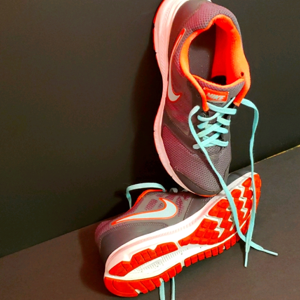 Women's Nike tennis shoes